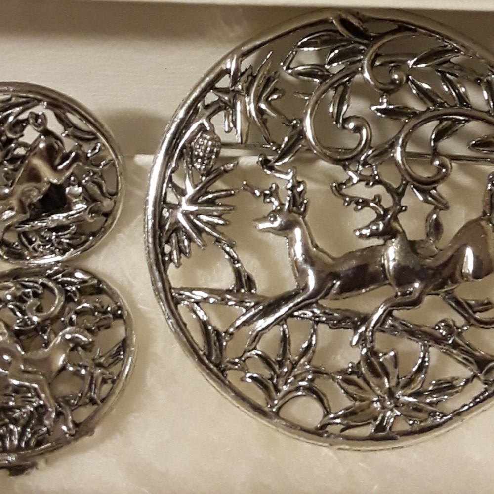 Set - Reindeer Earring & Pin - Picture 2 of 3